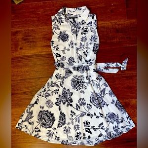 Banana Republic. Sleeveless, A-line dress. Size 0. White, navy blue floral print